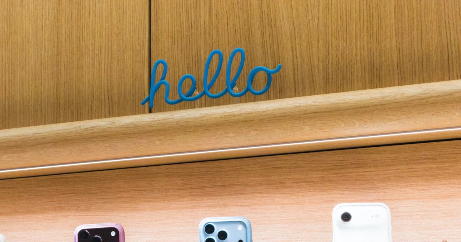 Apple verbergt kleine 'Hallo'-bordjes in winkels zodat klanten de iPhone 18 Pro-camera kunnen uitproberen