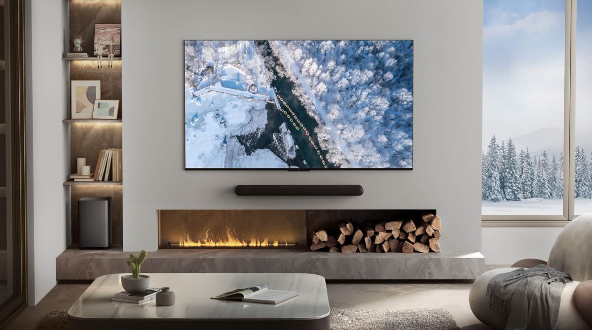 TV TCL Mini LED pré près d'une cheminée