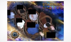 Moeder klaagt Universal Orlando aan wegens foto van zoon die bewusteloos was tijdens achtbaanrit