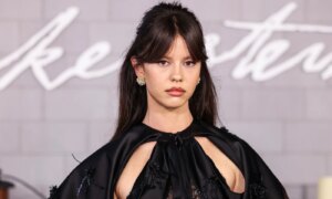 Actrice Mia Goth hekelt Instagram vanwege het verspreiden van een door AI gemaakte afbeelding van haar