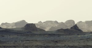Curiosity-rover maakt weer een prachtige foto: Een berg op Mars bij zonsopgang