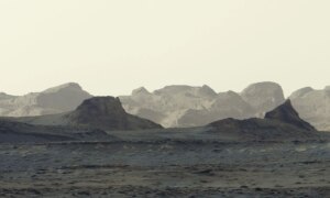 Curiosity-rover maakt weer een prachtige foto: Een berg op Mars bij zonsopgang