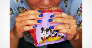 De iconische fotoreeks 'Common Sense' van Martin Parr wordt na 27 jaar opnieuw tentoongesteld.