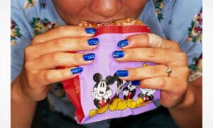 De iconische fotoreeks ‘Common Sense’ van Martin Parr wordt na 27 jaar opnieuw tentoongesteld.
