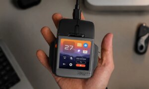 Deze muis heeft een ingebouwd touchscreen en instelbare bediening via apps