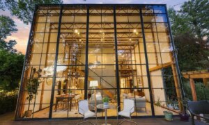 Dit prachtige huis, speciaal gebouwd voor een fotograaf, kan van jou zijn voor 1 miljoen euro