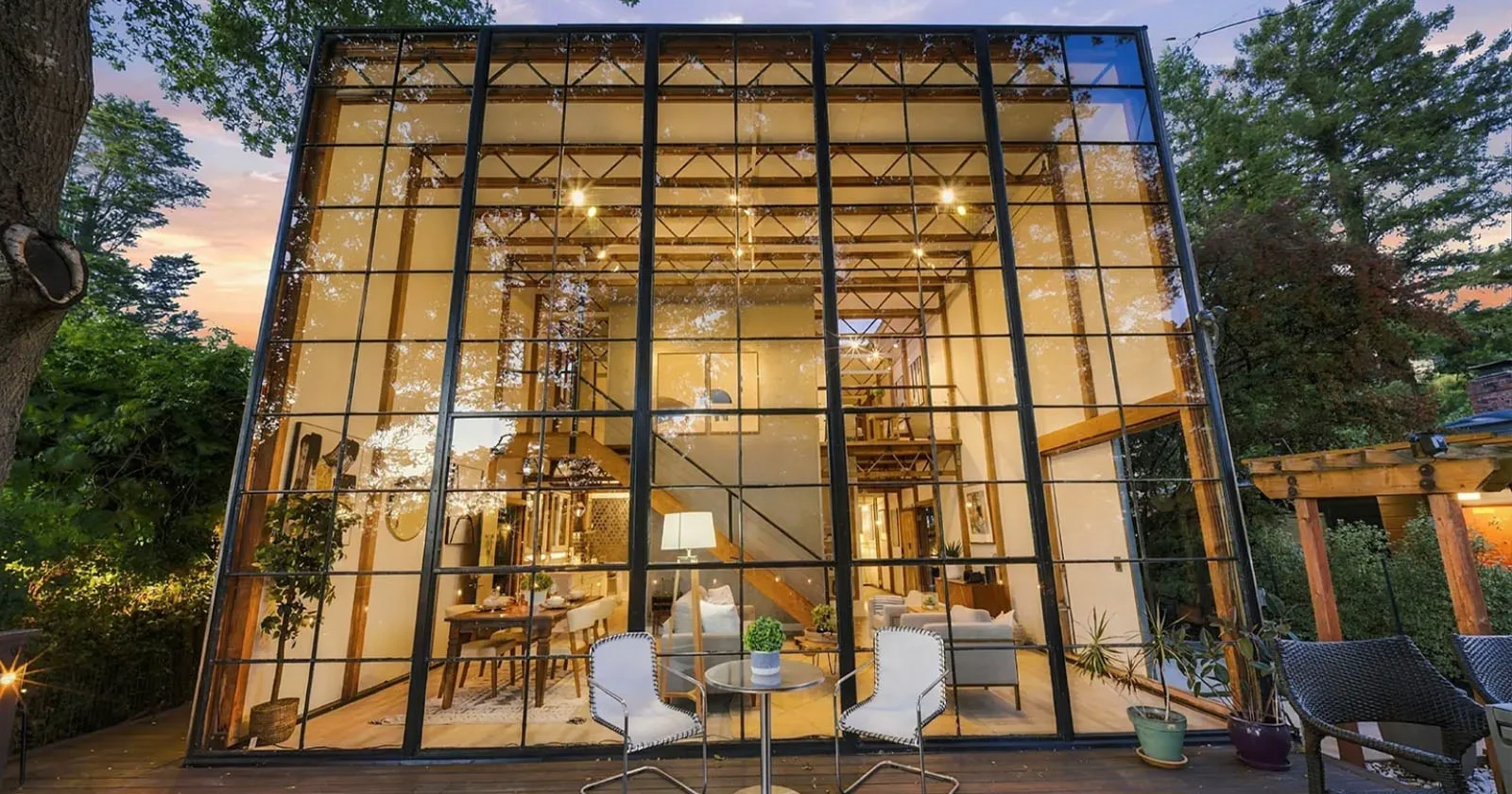 Dit prachtige huis, speciaal gebouwd voor een fotograaf, kan van jou zijn voor 1 miljoen euro