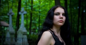 Familie-mausoleum bespat met nepbloed door een respectloze fotoshoot