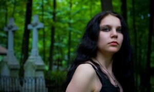 Familie-mausoleum bespat met nepbloed door een respectloze fotoshoot