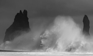 Fotograaf legt spookachtig gezicht vast in de golven op Dodelijk Strand