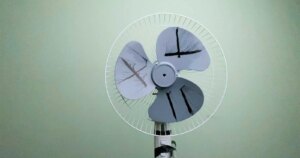 Fotograaf synchroniseert zijn camera met een ventilator en bevriest de ventilatorbladen.