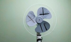 Fotograaf synchroniseert zijn camera met een ventilator en bevriest de ventilatorbladen.