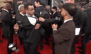 Fotograaf weggeduwd door beveiliging tijdens de Ballon d’Or-uitreiking