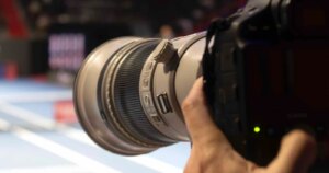 Fotograaf wint lasterzaak aangespannen door YouTuber over opmerkingen bij 'suggestieve' jeugdworstelen-video's