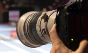 Fotograaf wint lasterzaak aangespannen door YouTuber over opmerkingen bij ‘suggestieve’ jeugdworstelen-video’s
