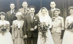 Man herenigd met het trouwalbum van zijn ouders uit de jaren vijftig na een lange zoektocht