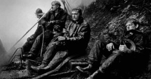 Pulitzerprijswinnaar fotograaf Jerry Gay overleden, bekend van iconische foto van uitgeputte brandweerlieden