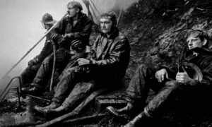 Pulitzerprijswinnaar fotograaf Jerry Gay overleden, bekend van iconische foto van uitgeputte brandweerlieden