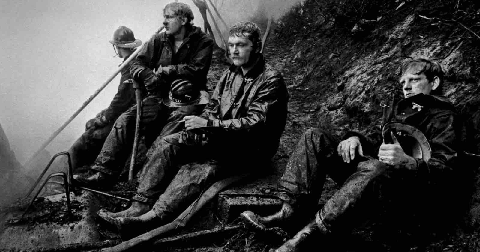 Pulitzerprijswinnaar fotograaf Jerry Gay overleden, bekend van iconische foto van uitgeputte brandweerlieden