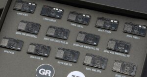 Ricoh viert zijn dertigste jubileum: camera-pins zo schattig als een knop