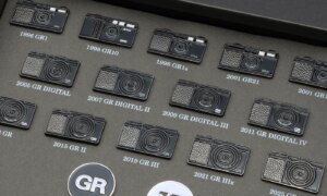 Ricoh viert zijn dertigste jubileum: camera-pins zo schattig als een knop
