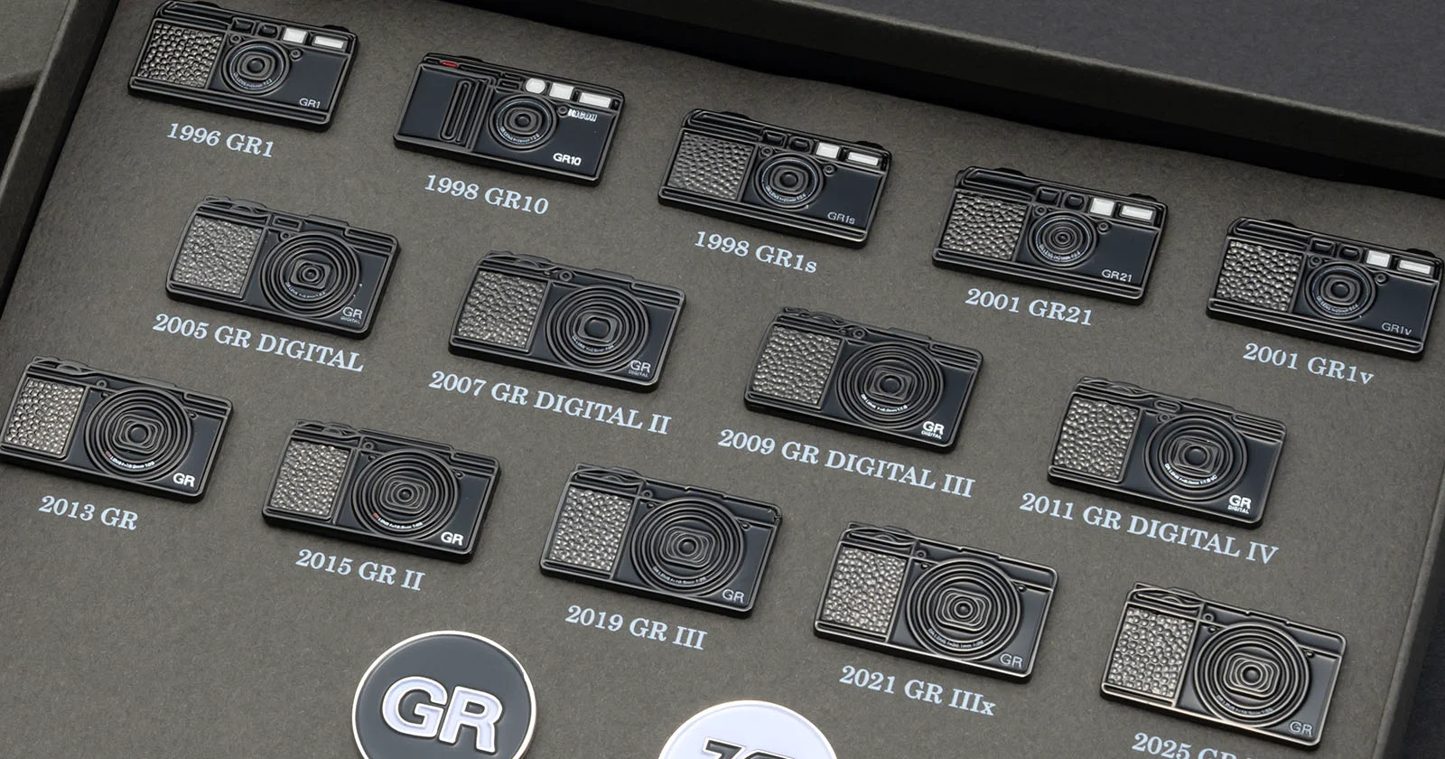 Ricoh viert zijn dertigste jubileum: camera-pins zo schattig als een knop
