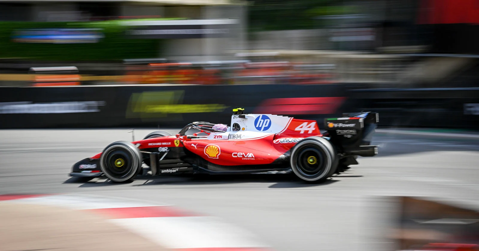 Sociale media verdenken F1 ervan AI te gebruiken voor cameratransities die de wetten van de fysica tarten