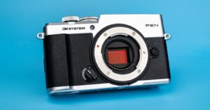 Zelfs fotografen die de OM System PEN hebben voorbesteld, moeten mogelijk tot volgend voorjaar wachten voordat ze hem ontvangen.