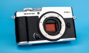 Zelfs fotografen die de OM System PEN hebben voorbesteld, moeten mogelijk tot volgend voorjaar wachten voordat ze hem ontvangen.